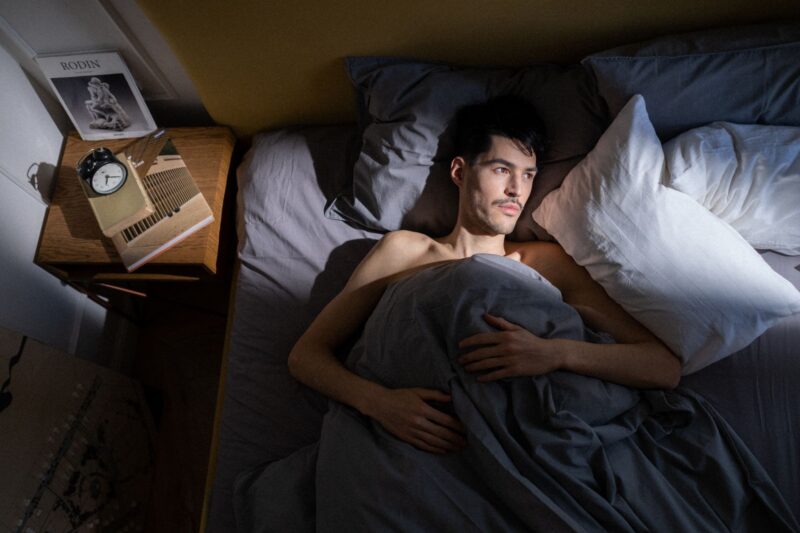 Warum friert man nachts im Bett? Ursachen und einfache Lösungen